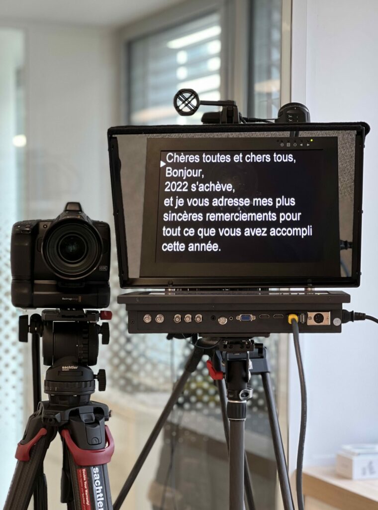 Prompteur caméra 15 pouces avec texte placé sur une caméra au plan serré, au côté d'une autre caméra au plan large.