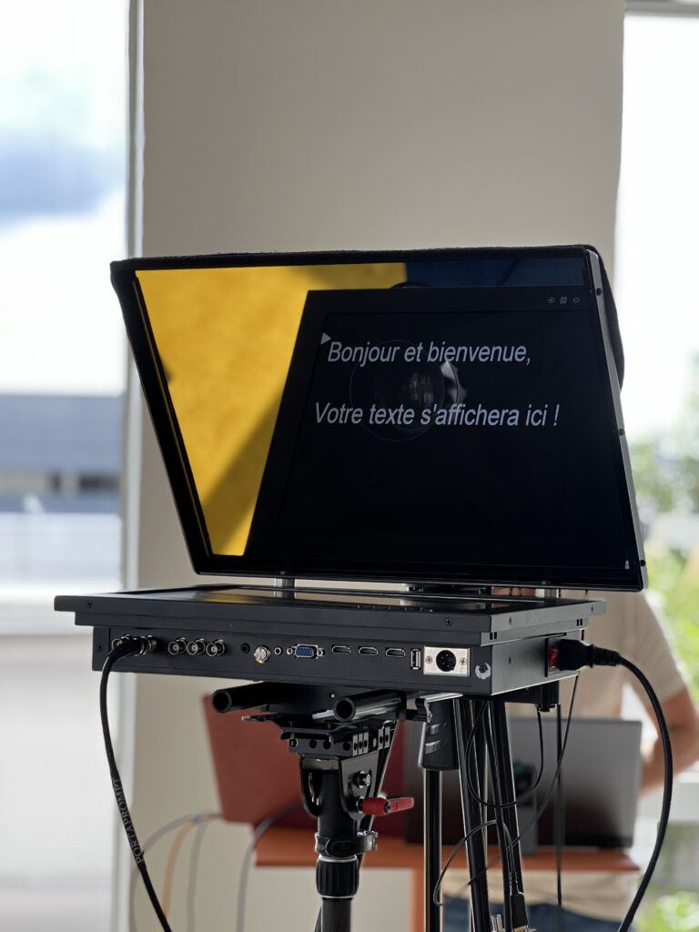 Prompteur caméra placé devant un boitier DSLR avec opérateur prompteur